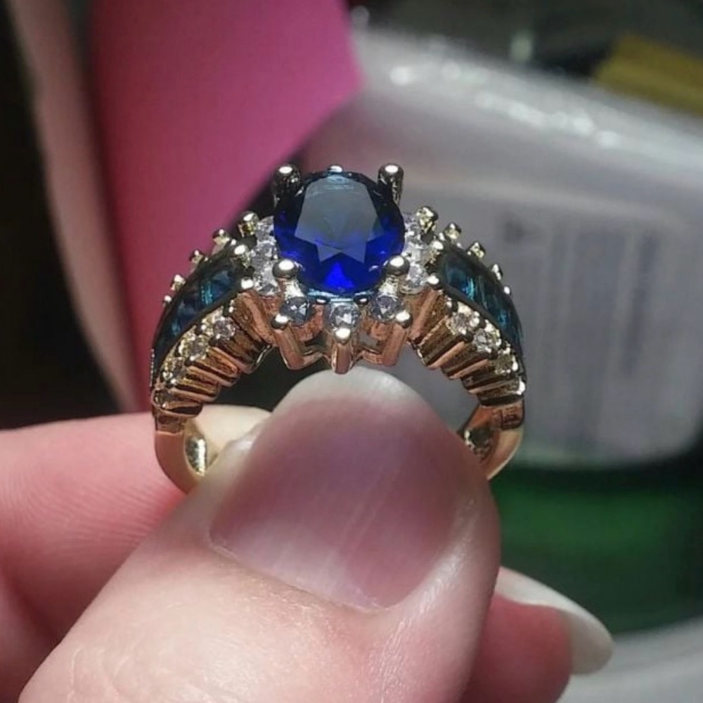 ✨18K White Gold Sapphire Custer Size 6✨
